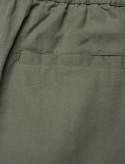 Les Deux - Otto Linen-Tencel Bermuda Shorts - thyme green - 4