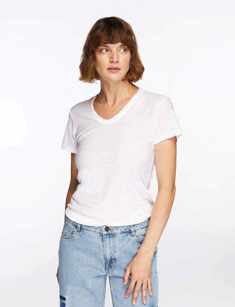 Levete Room - LR-ANY - t-shirts - white - 0