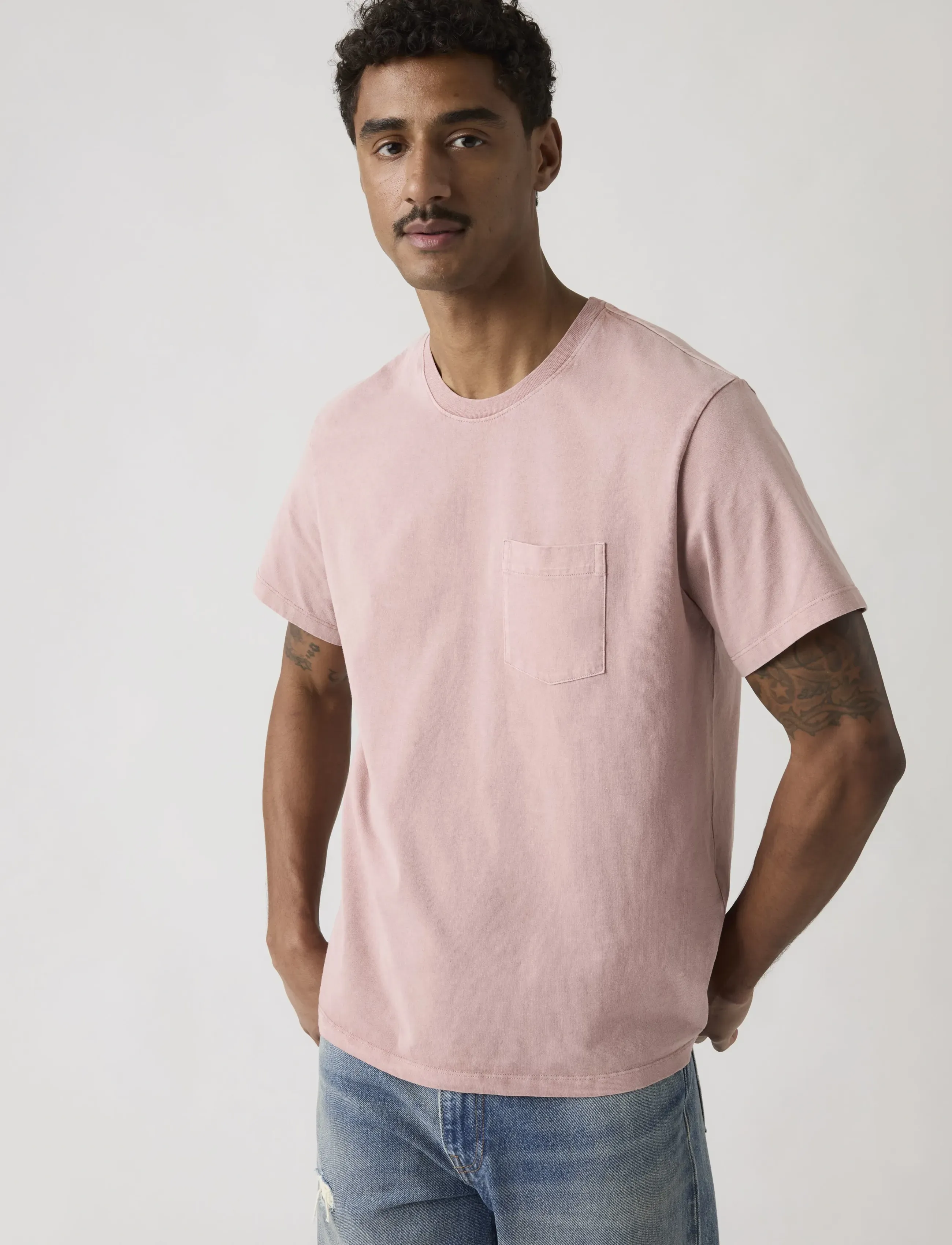 Levi's® RELAXED POCKET TEE GARMENT DYE - Vis alt - PINKS / pink/rose