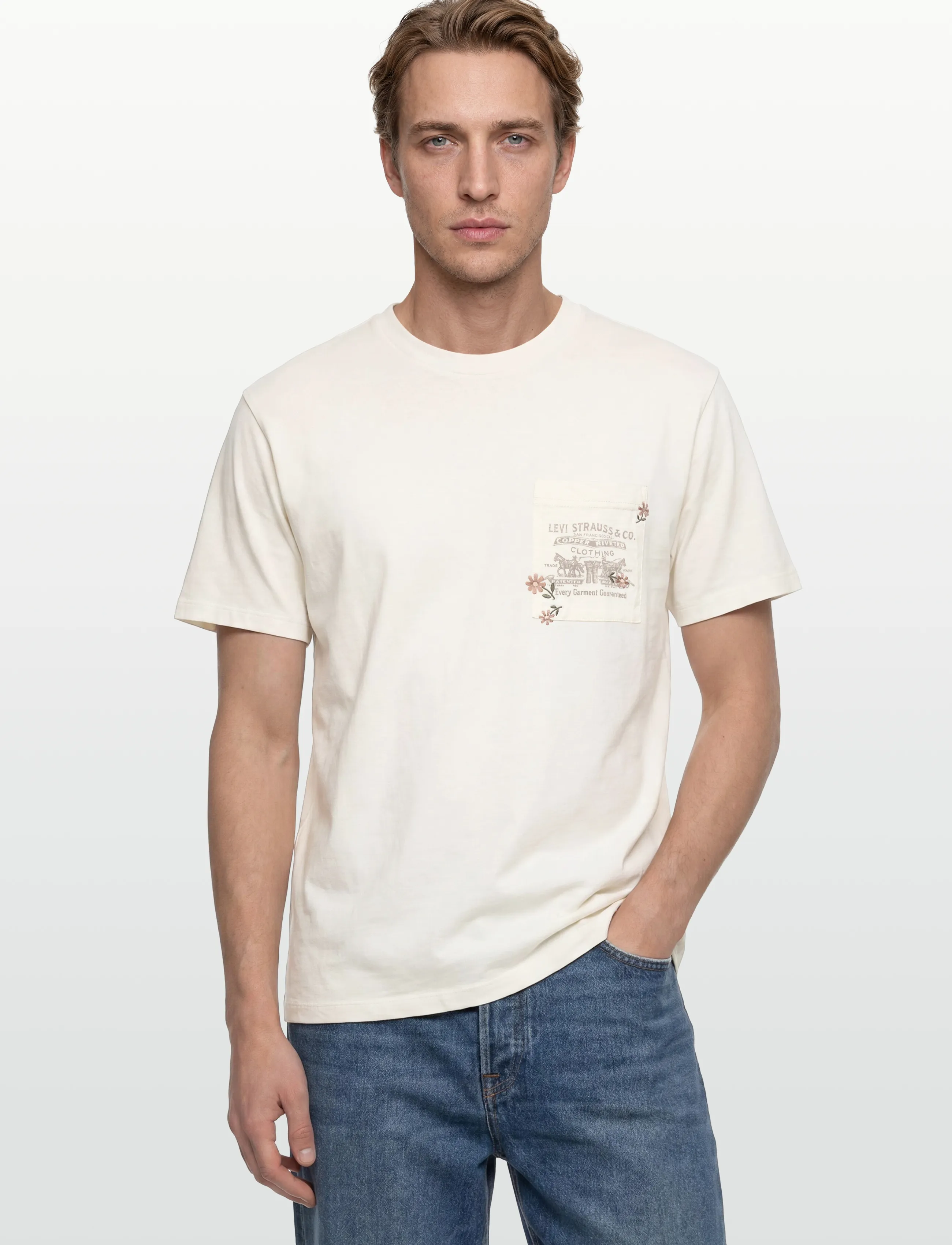 Levi's® - GRAPHIC VINTAGE FIT POCKET TEE - kortärmade t-shirts - whites - 3