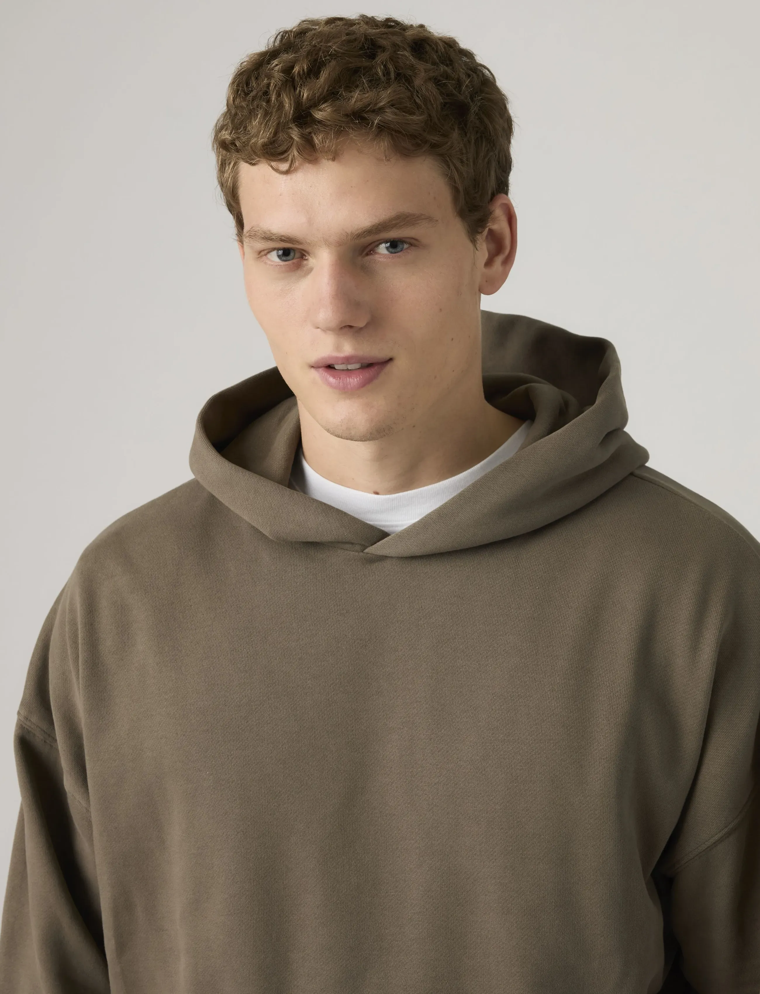 Levi's® - SOFT CROPPED HOODIE GARMENT DY - browns - 4