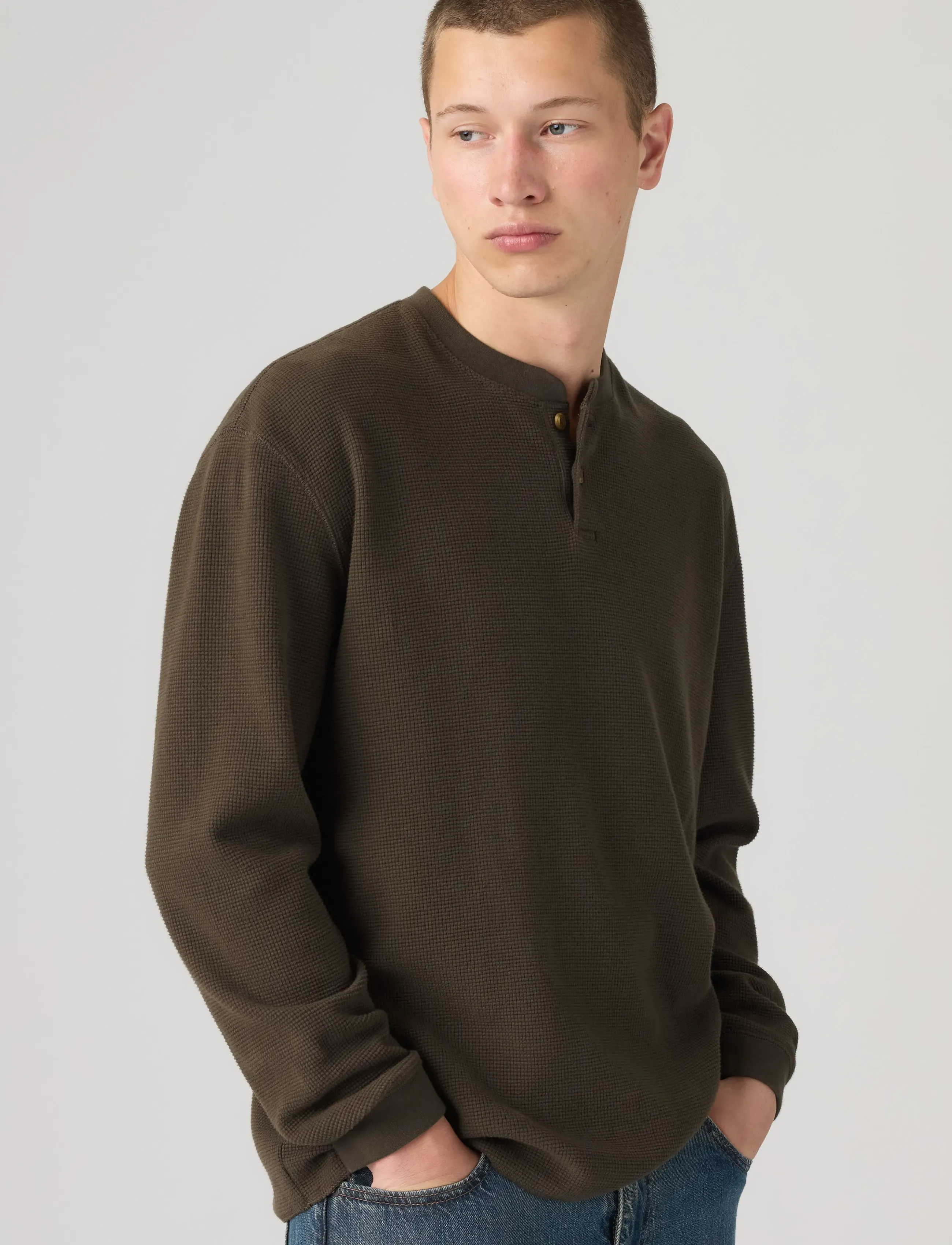 Levi's® LS RLX BUTTON HENLEY COFFEE - Kudumid - BROWNS / brown