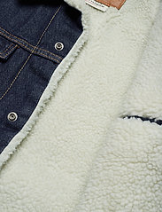 LEVI´S Men - TYPE 3 SHERPA TRUCKER ROCKRIDG - spring jackets - med indigo - worn in - 7