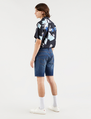 LEVI´S Men - 501 HEMMED SHORT FIRE GOIN SHO - jeans shorts - med indigo - flat finish - 4