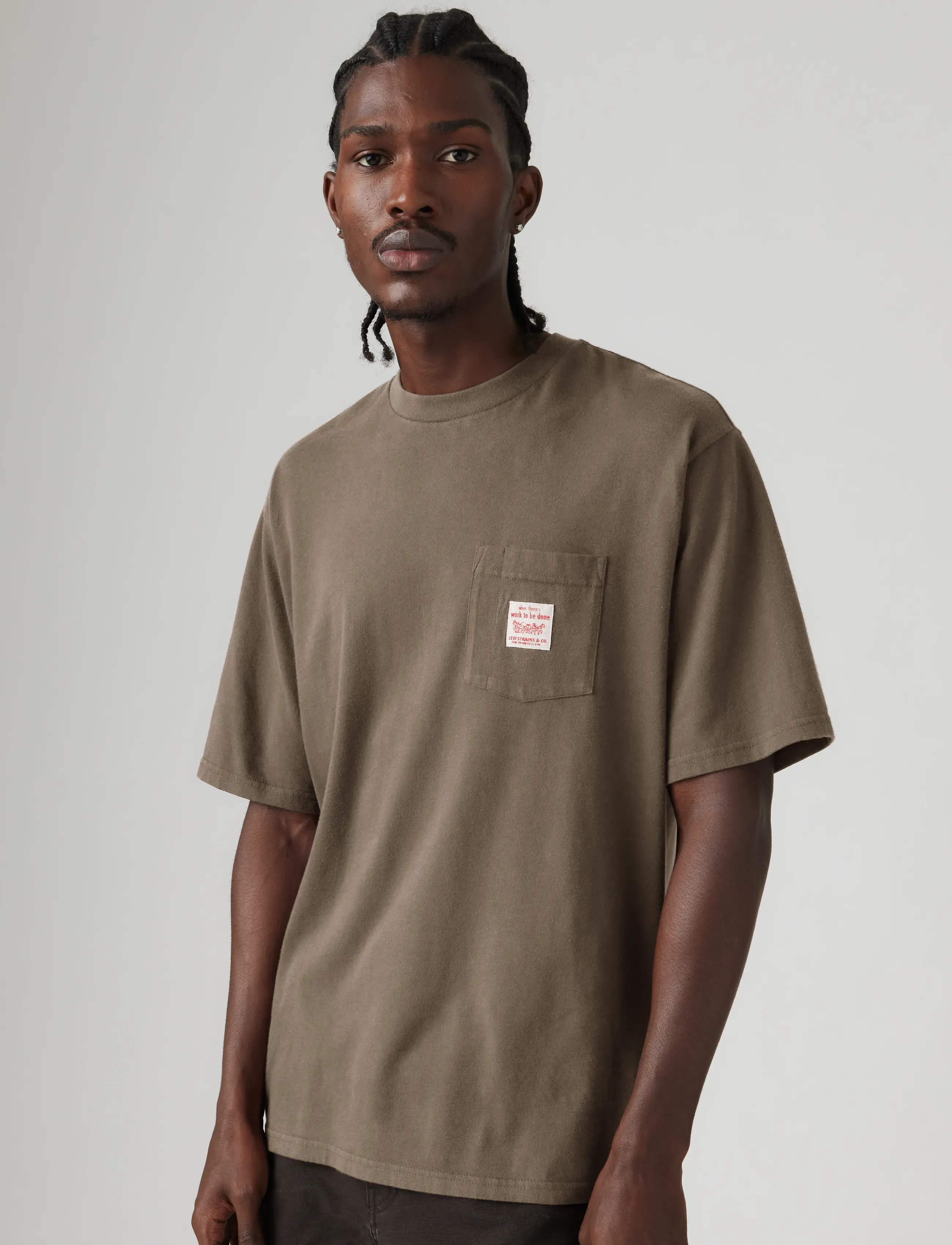 Levi's® SS WORKWEAR TEE STONE FUDGE - Kläder - BROWNS / brown