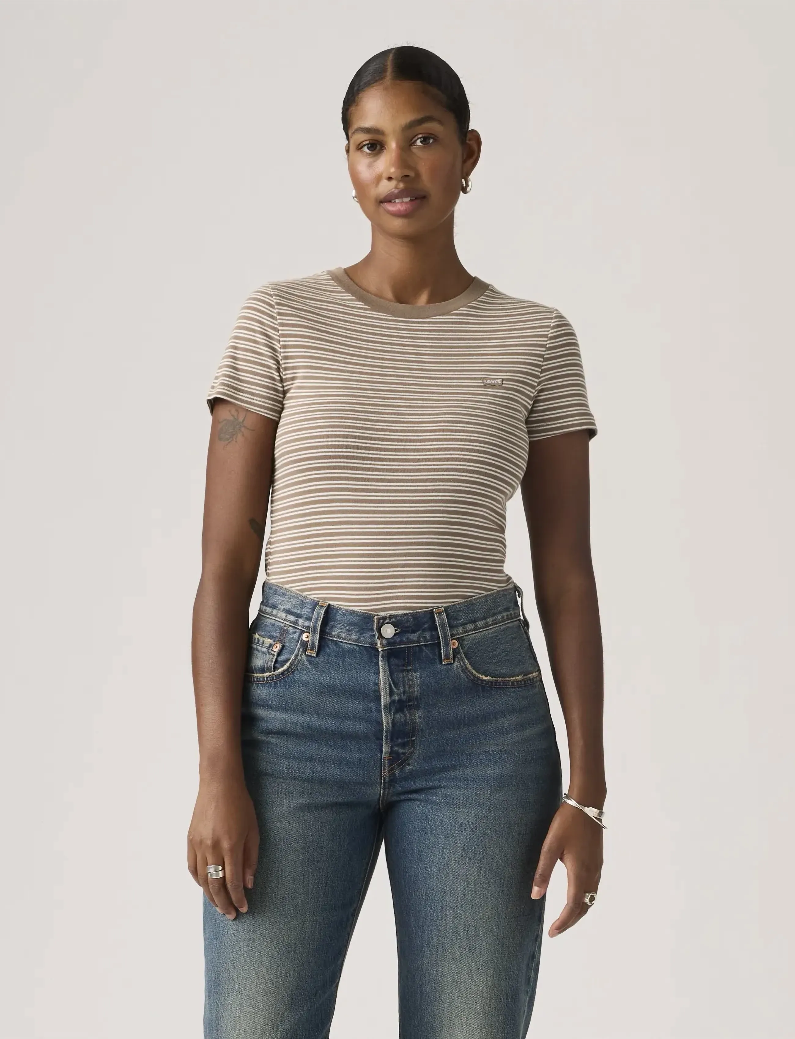 Levi's® ESSENTIAL HM SS TEE MILA STRIP - T-shirts & Toppar - BROWNS / brown