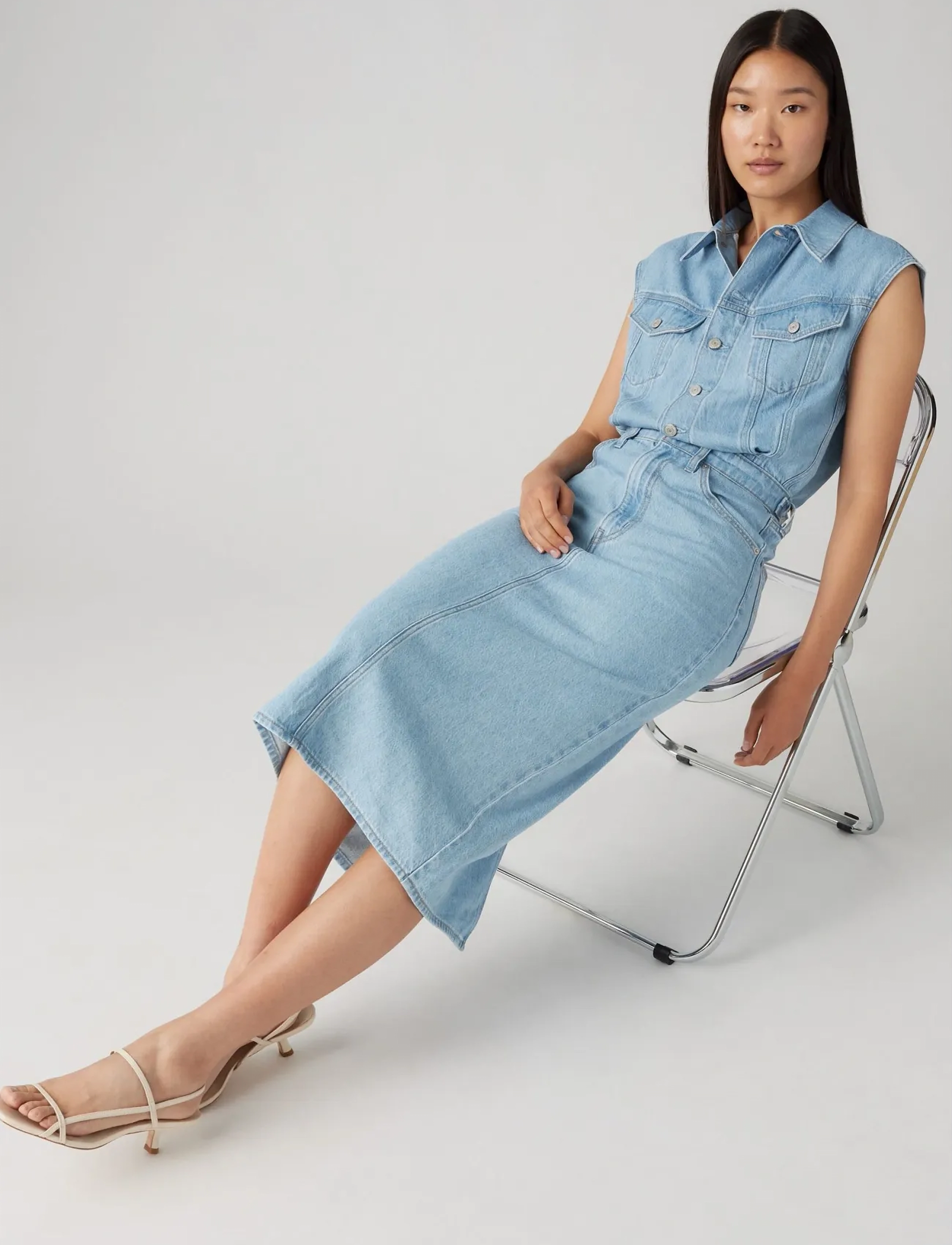 Levi's® ICONIC SLEEVELESS DRESS WRAPPE - Tøj - LIGHT INDIGO - WORN IN / blue