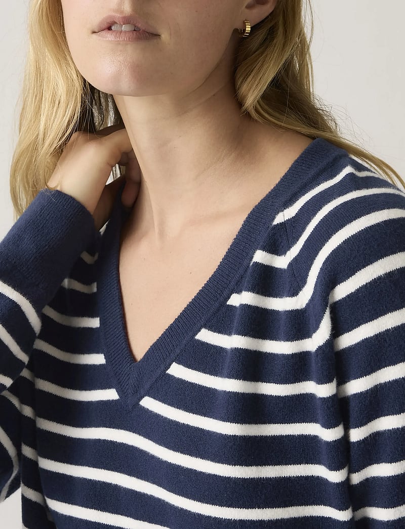 Levi's® - SUPER SOFT VNECK PULLOVER PARI - stickade tröjor - blues - 5