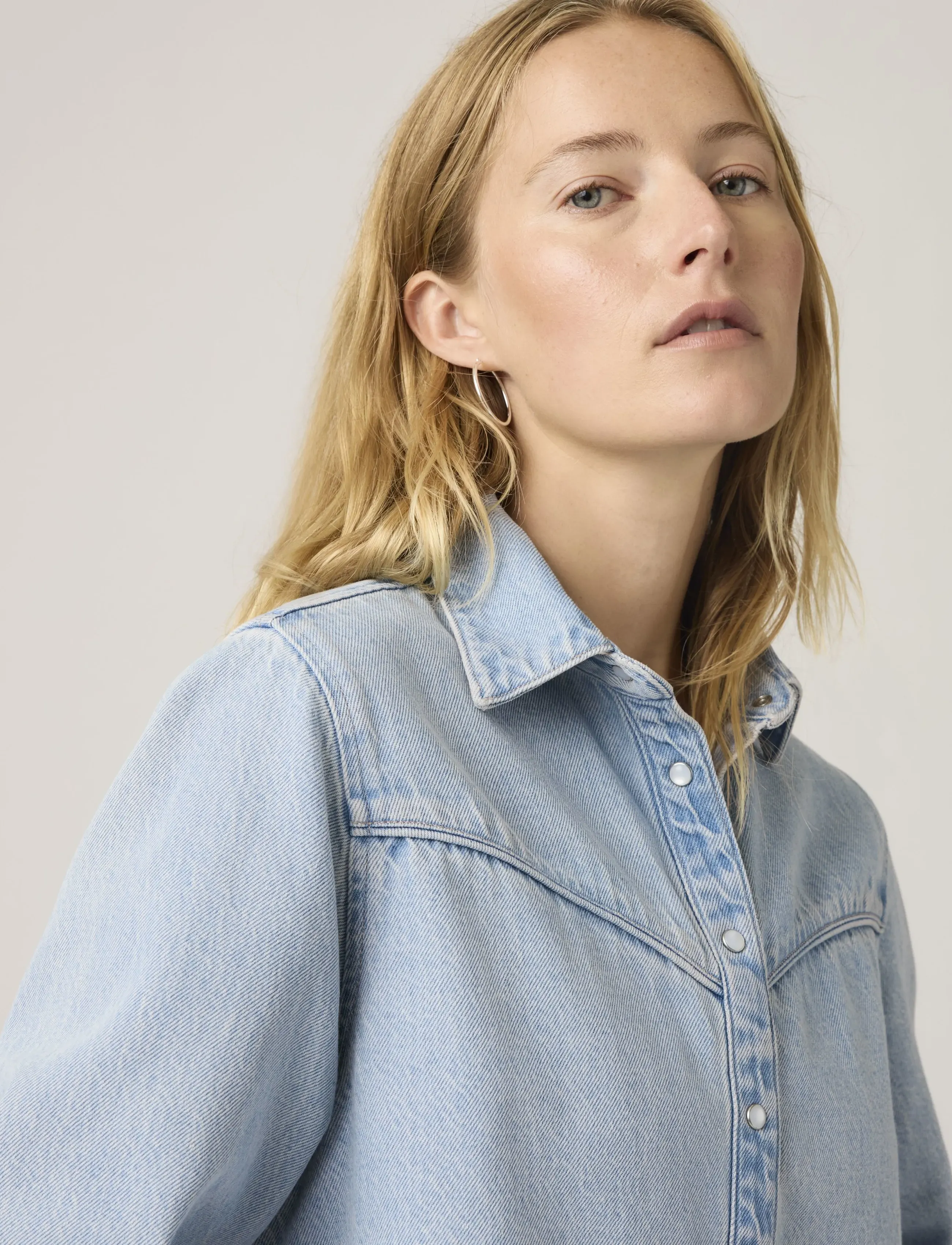 Levi's® - LOGAN TENCEL SHACKET TENCEL BL - frühlingsjacken - light indigo - worn in - 4