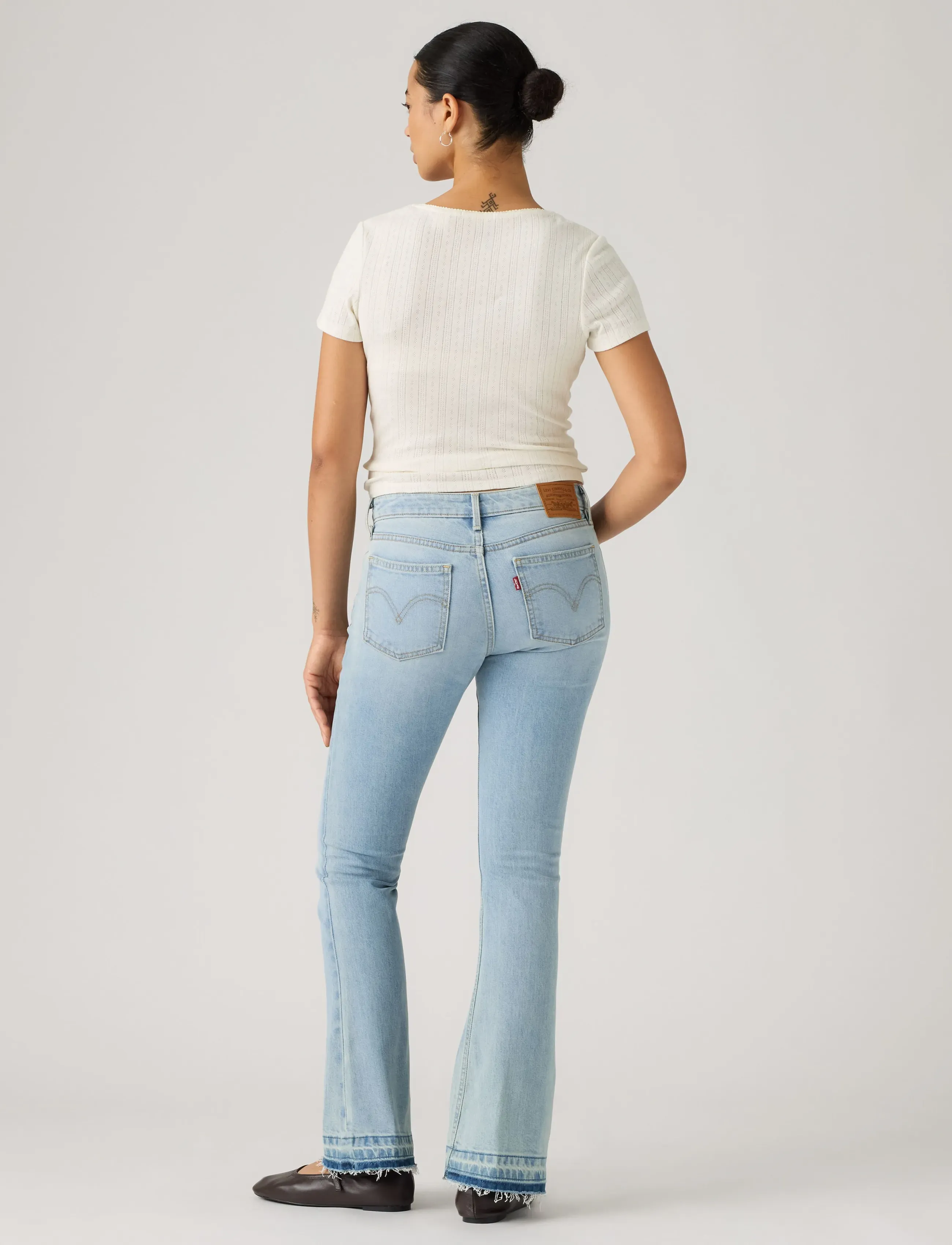 Levi's® - LOW SLIM BOOT BLUE SHUTTLE - alt laienevad teksad - light indigo - worn in - 4