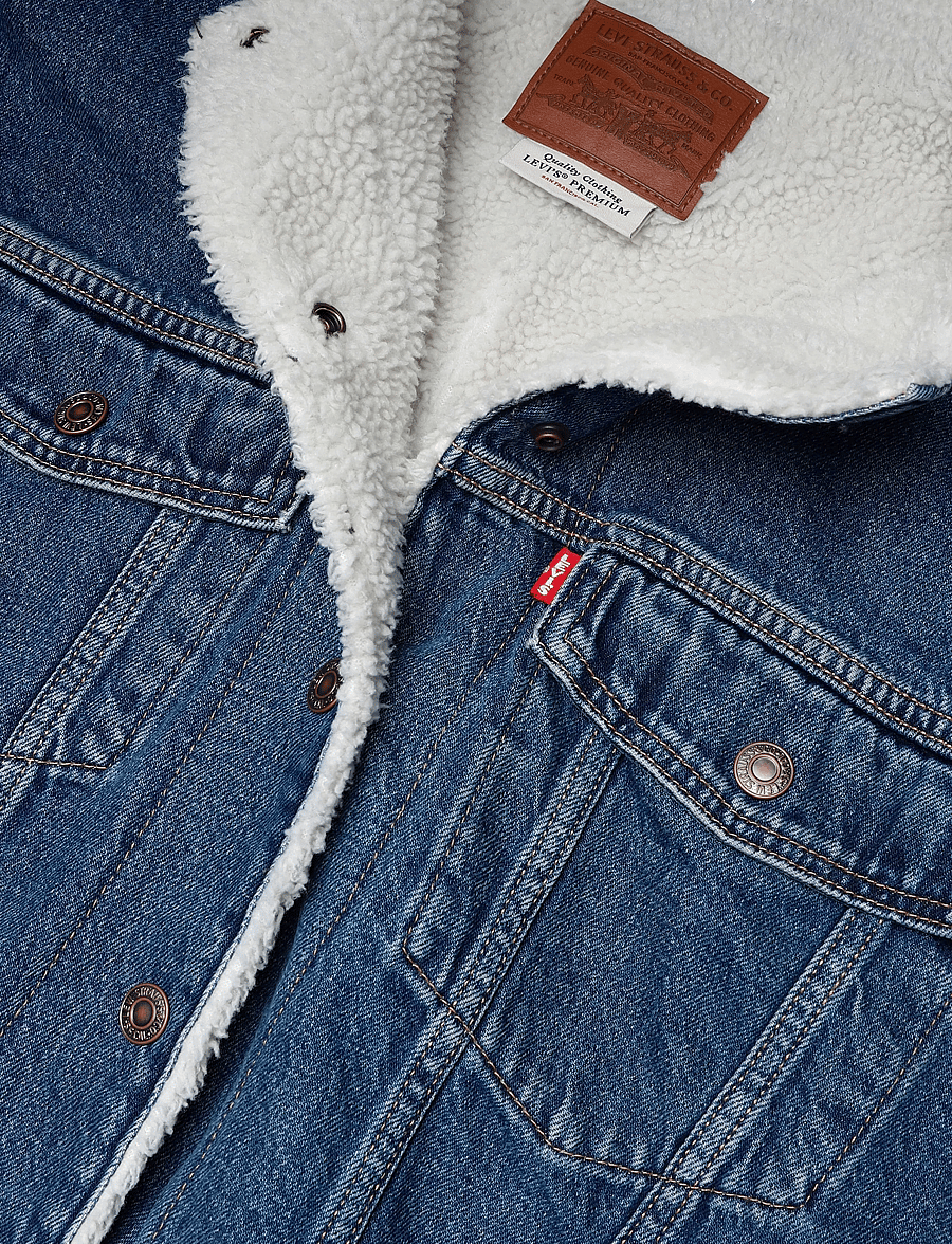 Levi's® - COLLARLESS CROP SHERPA TRUCKER - spring jackets - med indigo - worn in - 5