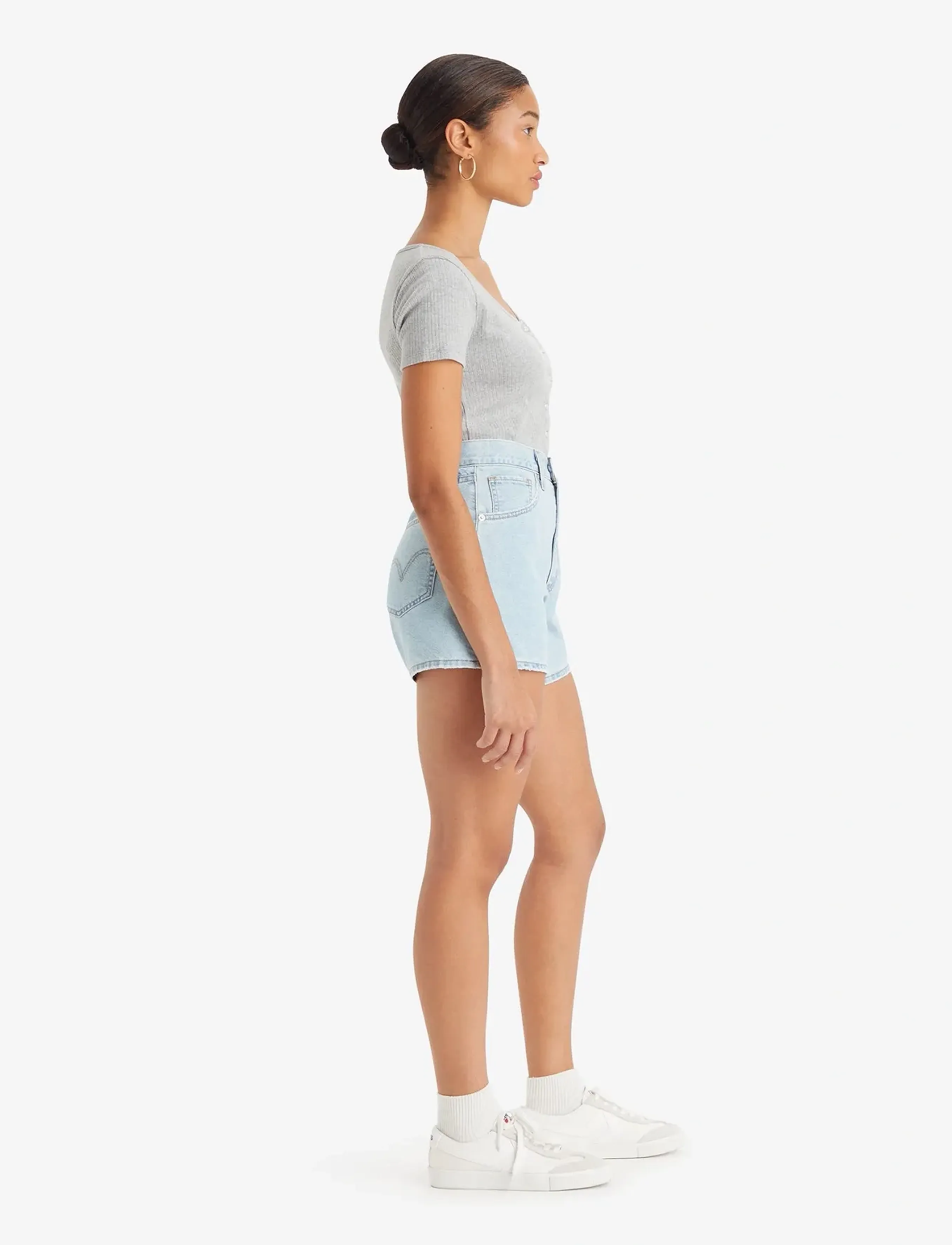 Levi's® - HIGH WAISTED MOM SHORT COOL ME - farkkushortsit - light indigo - worn in - 2