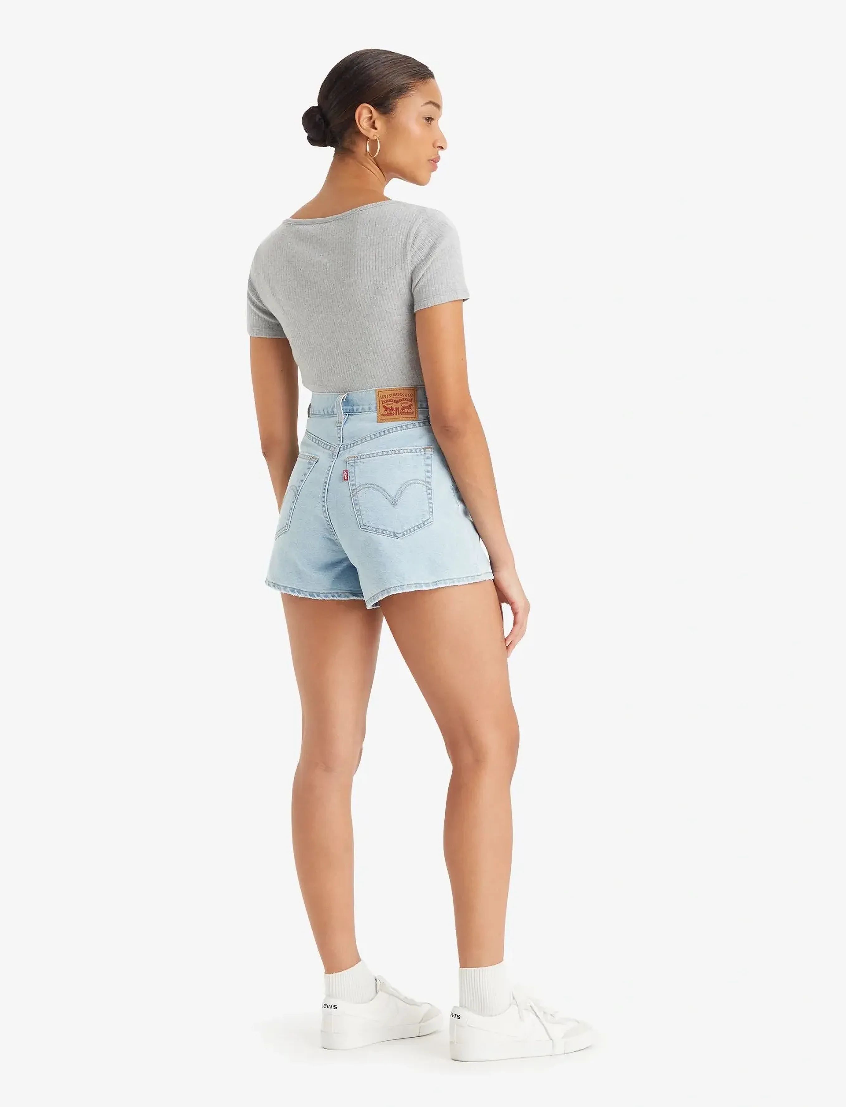 Levi's® - HIGH WAISTED MOM SHORT COOL ME - farkkushortsit - light indigo - worn in - 3