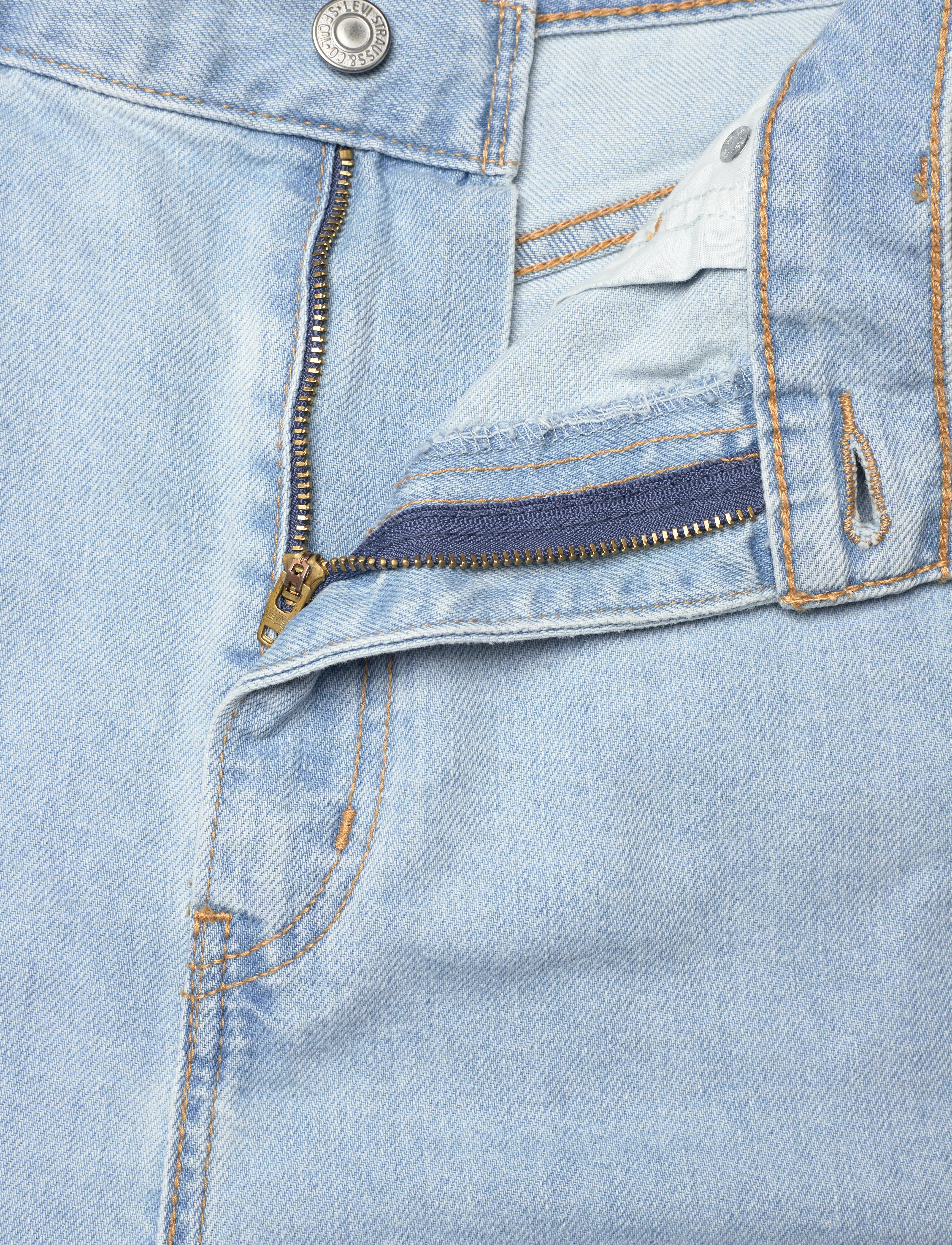 Levi's® - HIGH WAISTED MOM SHORT COOL ME - farkkushortsit - light indigo - worn in - 5