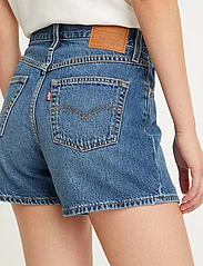 LEVI´S Women - 80S MOM SHORT YOU SURE CAN - short en jeans - med indigo - worn in - 6