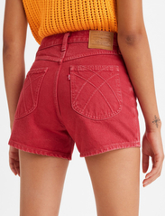LEVI´S Women - 80S MOM SHORT BACK PCKT Z8780 - jeansowe szorty - reds - 6