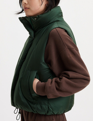 LEVI´S Women - PILLOW BUBBLE VEST DARKEST SPR - puffer vests - greens - 5