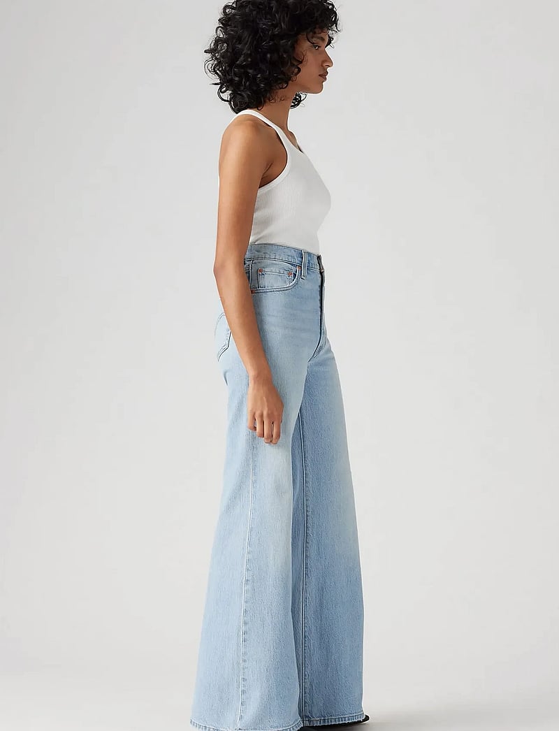 Levi's® - RIBCAGE BELLS SITS WELL TOGETH - utsvängda jeans - light indigo - worn in - 3