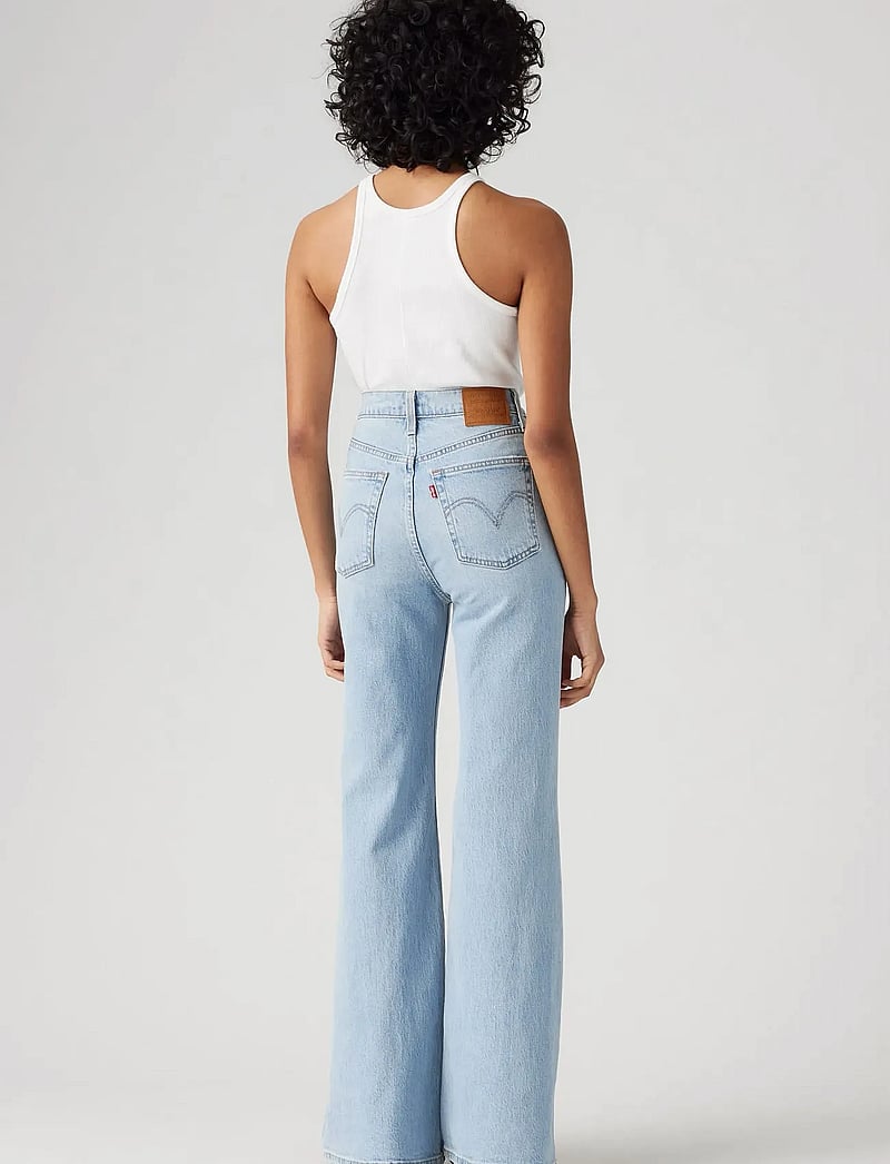 Levi's® - RIBCAGE BELLS SITS WELL TOGETH - utsvängda jeans - light indigo - worn in - 4