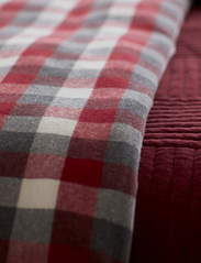 Lexington Home - Quilted Cotton Velvet Star Embroidered Bedspread - soveværelsestekstiler - red - 3