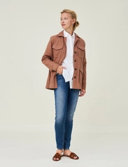 Lexington Clothing - Raven Organic Cotton Flannel Overshirt - kvinder - light brown - 2