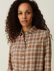Lexington Clothing - Isa Organic Cotton Flannel Shirt - long-sleeved shirts - beige/dark red check - 4