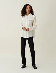 Lexington Clothing - Whitney Organic Cotton/Lyocell Ruffle Blouse - langärmlige blusen - offwhite - 2