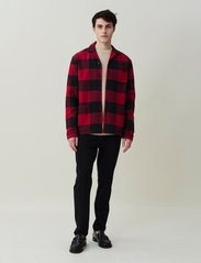Lexington Clothing - Cole Organic Cotton Checked Overshirt - mænd - red/black check - 2