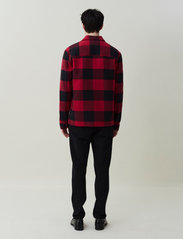 Lexington Clothing - Cole Organic Cotton Checked Overshirt - mężczyźni - red/black check - 3