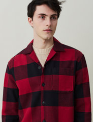 Lexington Clothing - Cole Organic Cotton Checked Overshirt - mænd - red/black check - 4