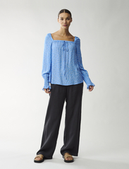 Lexington Clothing - Charlotte Printed Blouse - blūzes ar garām piedurknēm - blue flower print - 2