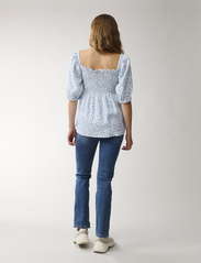 Lexington Clothing - Hazel Printed Linen Smock Top - kortermede bluser - blue flower print - 3