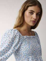 Lexington Clothing - Hazel Printed Linen Smock Top - blouses korte mouwen - blue flower print - 4