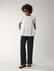 Lexington Clothing - Nova Broderie Anglaise Top - kurzämlige blusen - white - 2