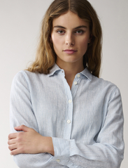 Lexington Clothing - Isa Linen Shirt Dress - sommarklänningar - lt blue/white stripe - 4