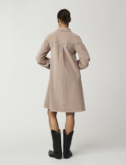 Lexington Clothing - Elaine Corduroy Shirt Dress - särkkleidid - light brown - 2
