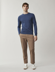 Lexington Clothing - Bradley Cotton Crew Sweater - strik med rund hals - medium blue - 1