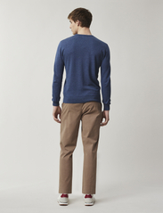 Lexington Clothing - Bradley Cotton Crew Sweater - strik med rund hals - medium blue - 2