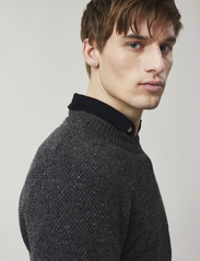 Lexington Clothing - Felix Donegal Sweater - megztinis su apvalios formos apykakle - dark grey melange - 3