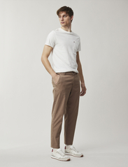 Lexington Clothing - Classic Elasticated  Lyocell Pant - kasdienio stiliaus kelnės - beige/brown - 1