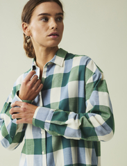 Lexington Clothing - Edith Organic Cotton Flannel Check Shirt - pikkade varrukatega särgid - green/blue check - 4