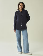 Lexington Clothing - Isa Linen Shirt - långärmade skjortor - dark blue - 0