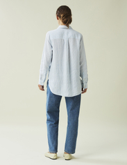 Lexington Clothing - Isa Linen Shirt - langermede skjorter - lt blue/white stripe - 2
