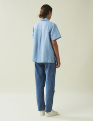Lexington Clothing - Ajla Embroided Linen Blend Blouse - kortermede skjorter - blue - 2