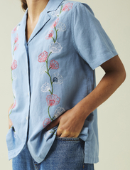 Lexington Clothing - Ajla Embroided Linen Blend Blouse - marškiniai trumpomis rankovėmis - blue - 3