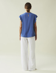 Lexington Clothing - Joelle Viscose Dobby Blouse - kortärmade blusar - blue - 2