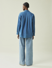 Lexington Clothing - Hedvig Cotton/Lyocell Shirt - långärmade skjortor - lt blue denim - 2