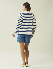 Lexington Clothing - Peyton Full Milano Knitted Sweater - strikkegensere - blue/white stripe - 2