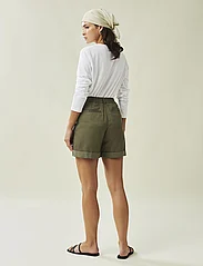 Lexington Clothing - Marissa Lyocell Blend Shorts - casual shorts - dark green - 2