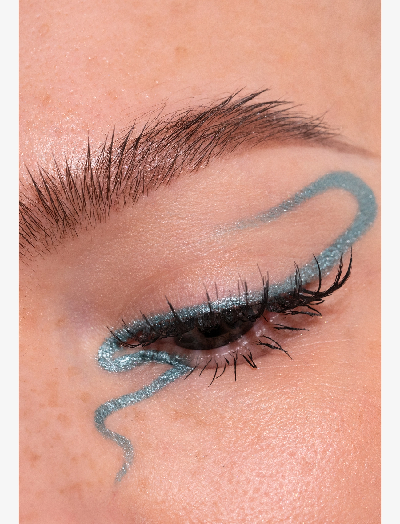 LH Cosmetics - Crayon waterproof eye & lip pencil - redo för date night - risha ice blue metallic - 1